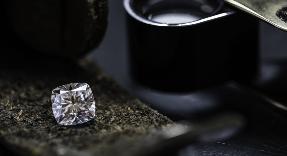 Diamant mit Lupe von Experten Spezialisten hohe Qualität spezielle Form