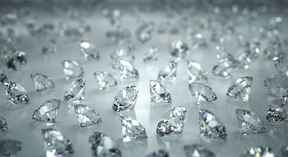 Viele lose ungefasste Diamanten vom Spezialisten funkeln in hoher Brillanz